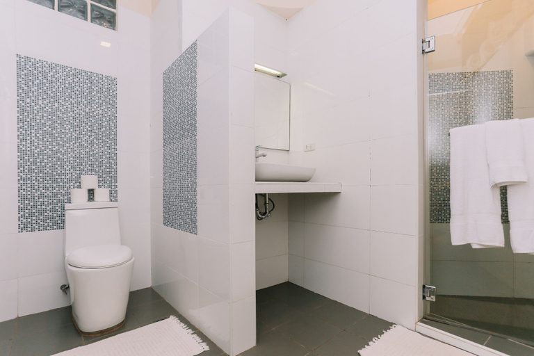Bathroom 5, Turtle Bay Dive Resort, Moalboal