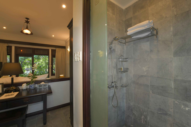 Bathroom 4, Villa Hoa Su - Frangipani Village Resort, Da Nang