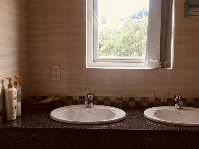 Bathroom 4, Nam Long Plus Hotel, Đồng Hới