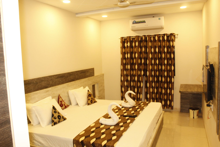 Bedroom 1, Shri Shiva Palace, Raipur