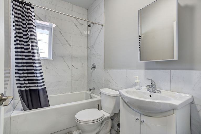 Bathroom 2, DestinationStays-University of Montreal, Montréal