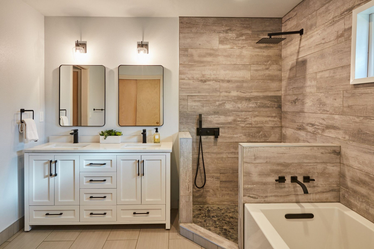 Bathroom 4, Bed & Barrel at Stonehouse Cellars, Lake