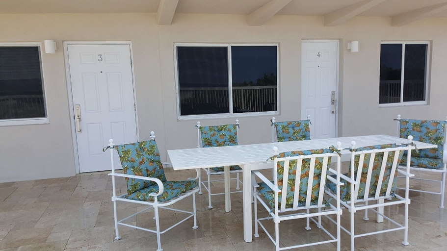 Others 5, Le Cabanon Motel, Broward