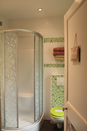 Bathroom 5, Logis Les Remparts, Calvados