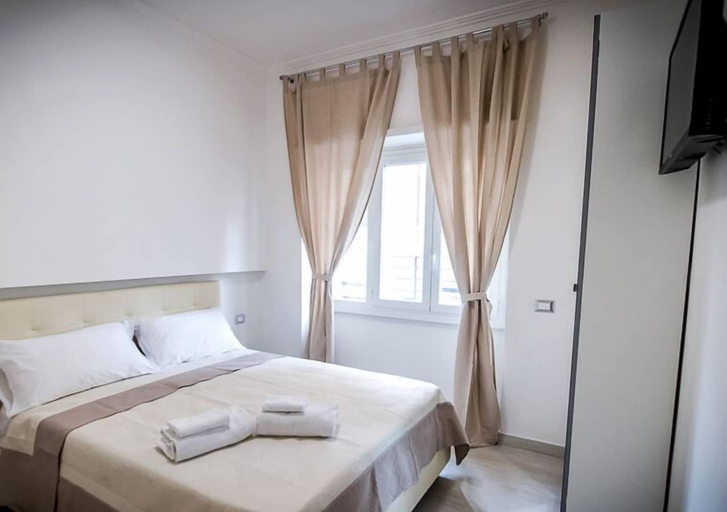 Bedroom 4, Mr. Charlie Brown, Rome