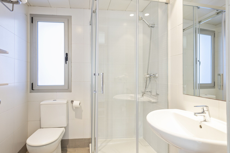 Bathroom 3, Castellmar Apartments, Barcelona