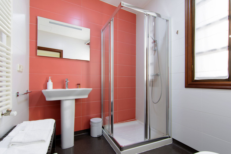 Bathroom 3, Casa do Marqués, Pontevedra