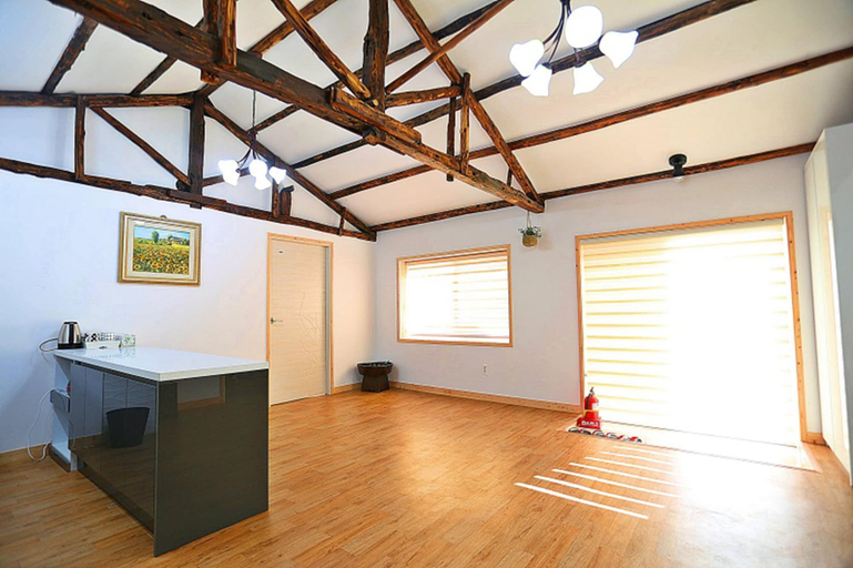 Others 5, Doldam Path Pension, Seogwipo