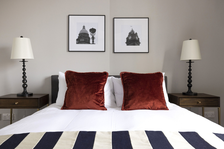 Bedroom 3, JOIVY 5-star Luxurious George Street Apartment, Edinburgh