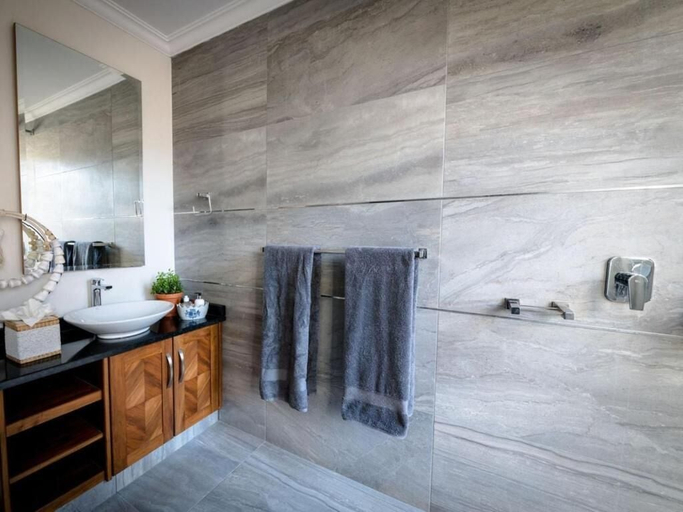 Bathroom 3, Safari Moon Luxury Bush Lodge, Mopani