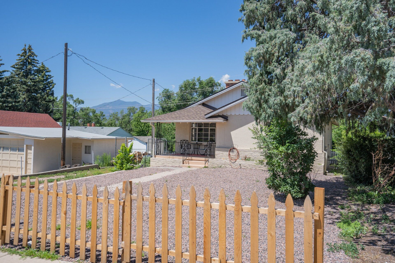 Exterior & Views 2, 4 Bedroom Mountain View with Firepit & Ping Pong, El Paso