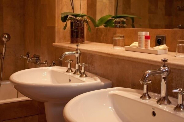 Bathroom 5, Villa Mazarin Aigues Mortes, Gard