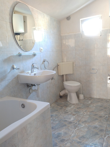 Bathroom 3, Astramaris Apartments, Okrug