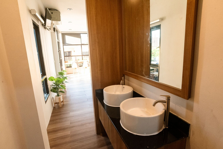 Bathroom 4, Korner Grand Hotel, Muang Ubon Ratchatani