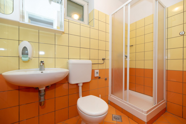 Bathroom 3, Kozarica Apartments, Pakoštane
