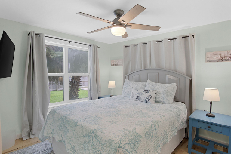 Bedroom 2, Sea Glass Cottage, Nueces