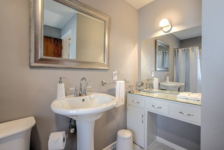Bathroom 4, 4 Bedroom Mountain View with Firepit & Ping Pong, El Paso
