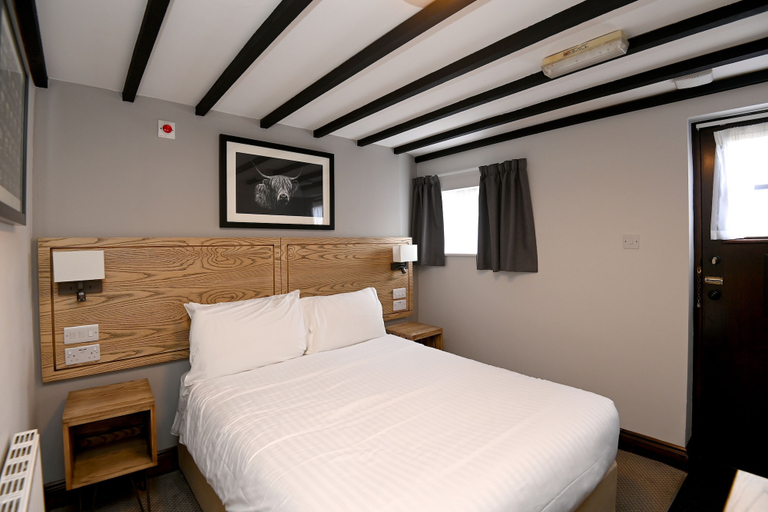Bedroom 2, Swan, Thatcham by Marston’s Inns, West Berkshire