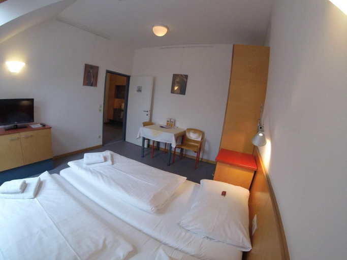 Bedroom 3, Haus Mobene - Hotel Garni, Graz
