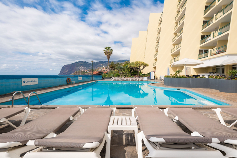 Sport & Beauty 5, Charming Paint House Apartment in Pestana, Funchal