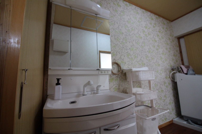 Bathroom 3, Kanasa House Nago, Nago