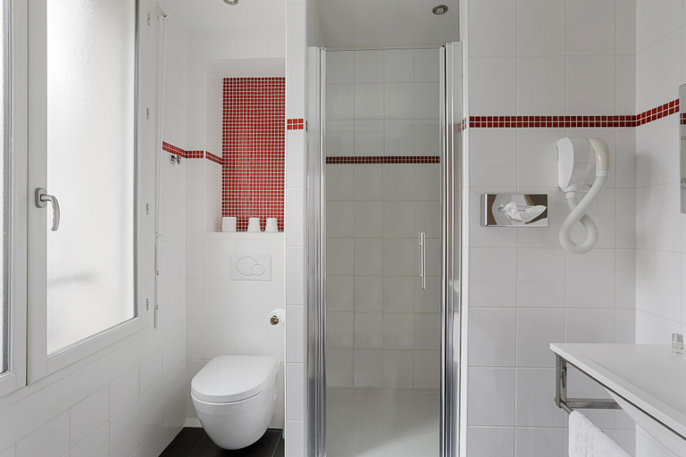 Bathroom 5, Hôtel Cardinal, Seine-Maritime