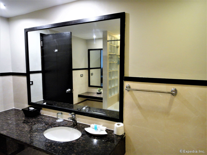 Bathroom 4, Mallberry Suites Business Hotel, Cagayan de Oro City