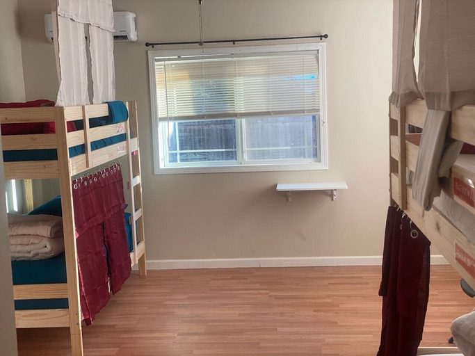 Others 5, WHOLE Family - Barrette - back - Hostel, Sacramento