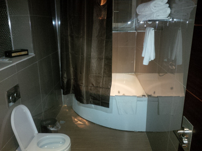 Bathroom 3, Pearlwort Hotel and Suites, Ikeja
