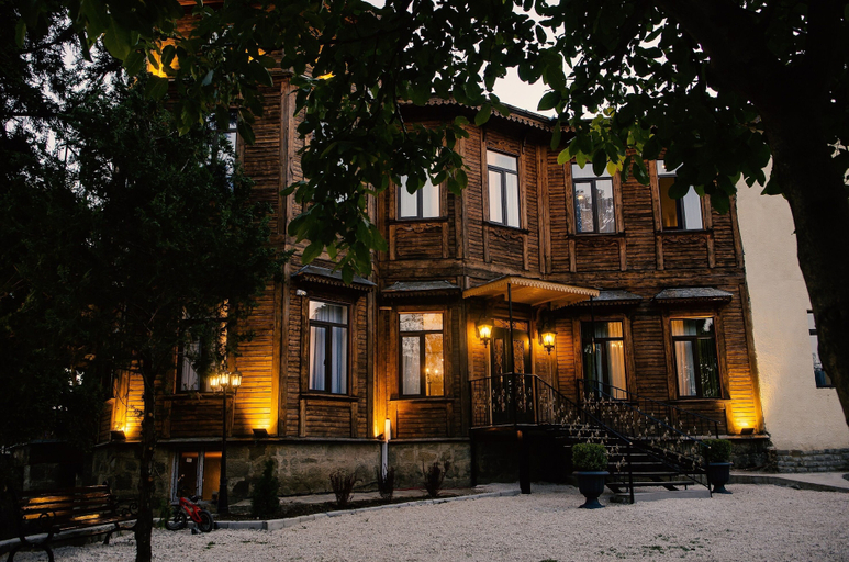 Exterior & Views