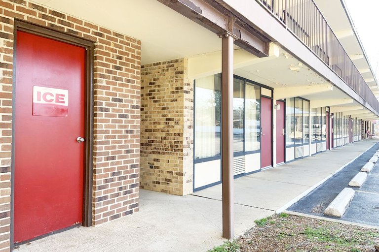 Others 5, Paris Inn and Suites, Henry