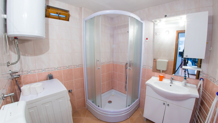 Bathroom 4, Next to the Old Bridge Apartments, Herzegovina-Neretva