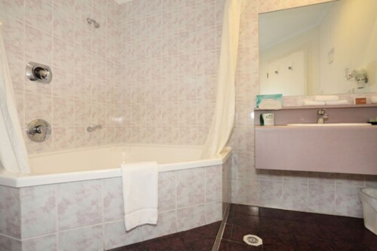 Bathroom 4, Shadzz Motel & Conference Centre, Palmerston North