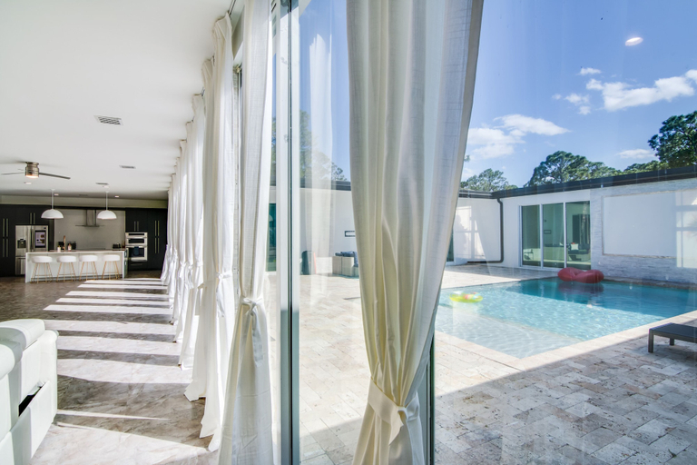 Sport & Beauty 5, 6BR Sleeps 15 Pool BBQ Firepit Games Stables More!, Palm Beach