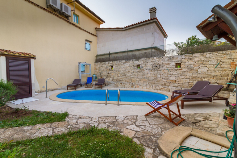 Sport & Beauty 5, Especially charm stone house with a pool, Marčana