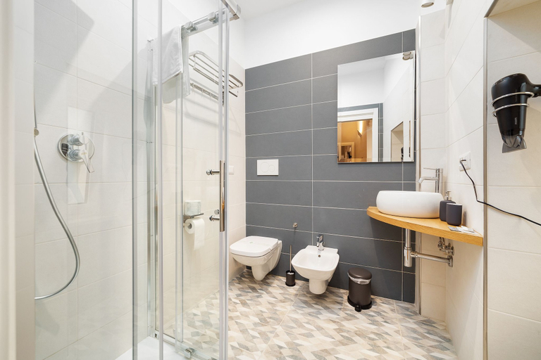Bathroom 5, Arco Gentile, Bari