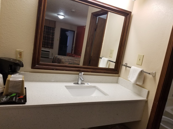 Bathroom 3, Eufaula Inn, McIntosh