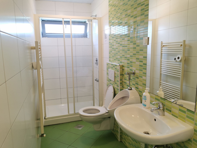 Bathroom 3, Simbol Rooms - Hostel, Ljubljana