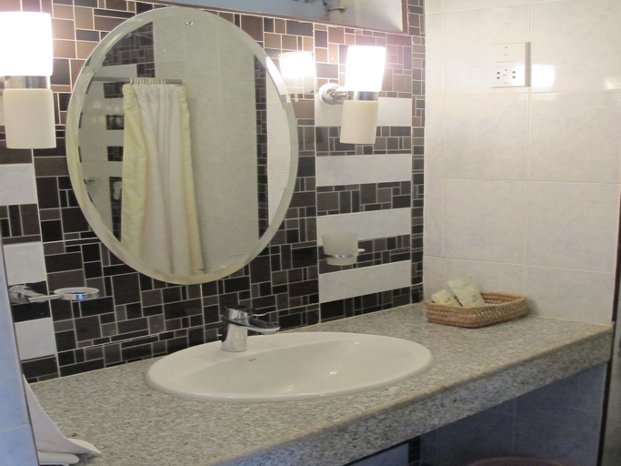 Bathroom 3, Ngulia Safari Lodge, Voi