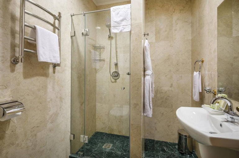 Bathroom 3, Volynskoye Congress Park, Western