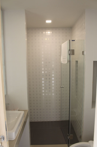 Bathroom 4, Karin Hotel And Serviced Apartment, Si Racha