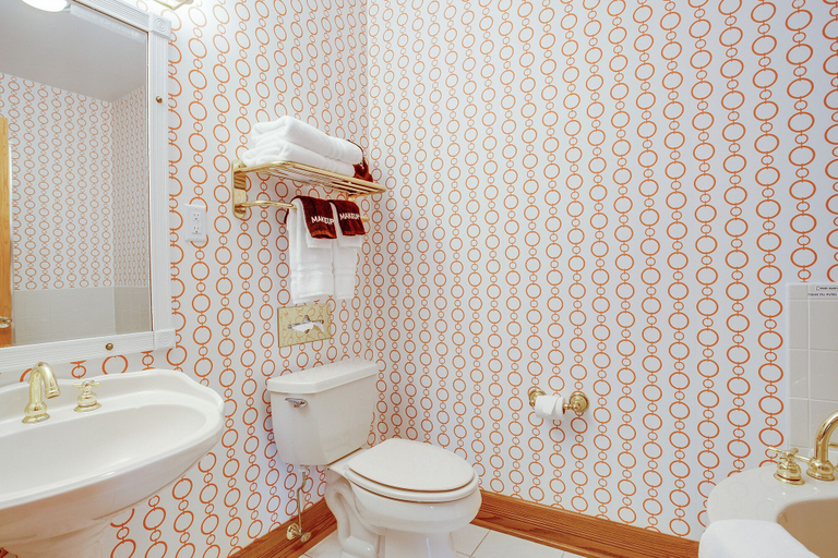 Bathroom 4, Biddle Point Inn & Event Venue, Marshall
