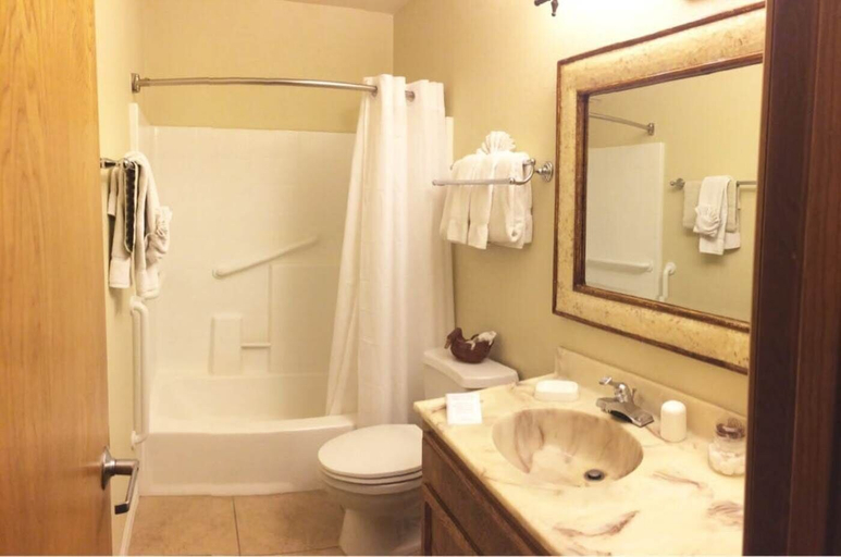 Bathroom 3, Getaways at Snow Lake Lodge, San Bernardino