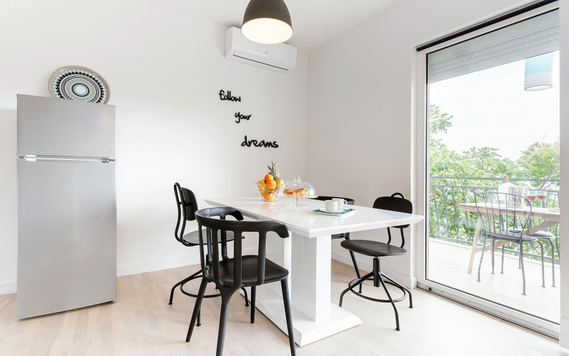 Others 5, Apartment Black & White, Split