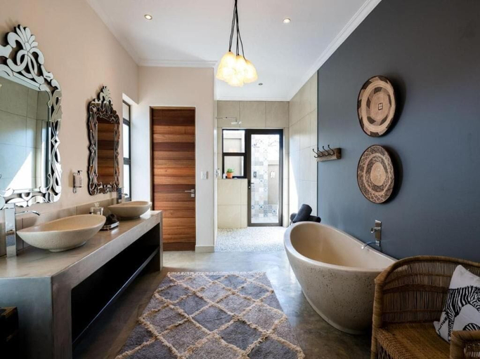 Bathroom 3, Safari Moon Luxury Bush Lodge, Mopani