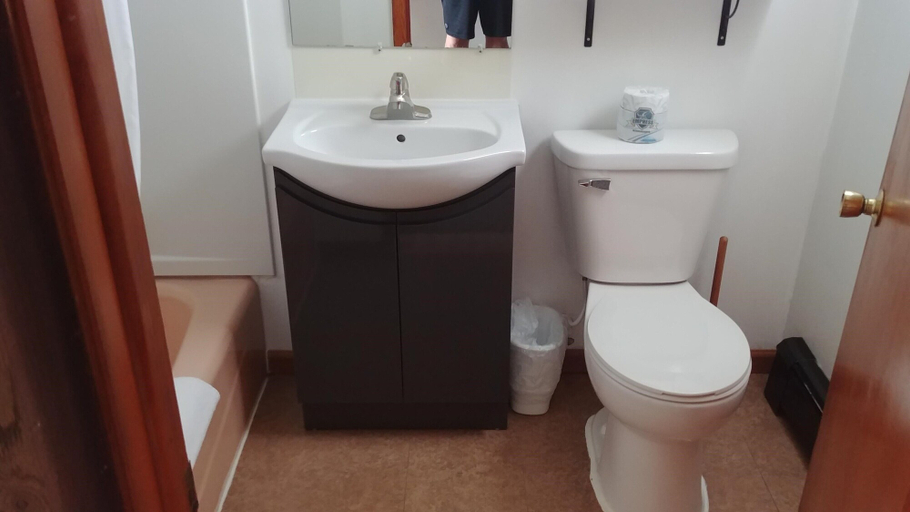 Bathroom 3, Falls Motel, Koochiching