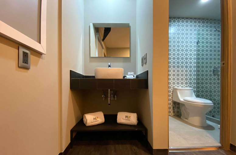 Bathroom 4, Hotel MX zocalo CDMX, Trademark Collection by Wyndham, Mexico City