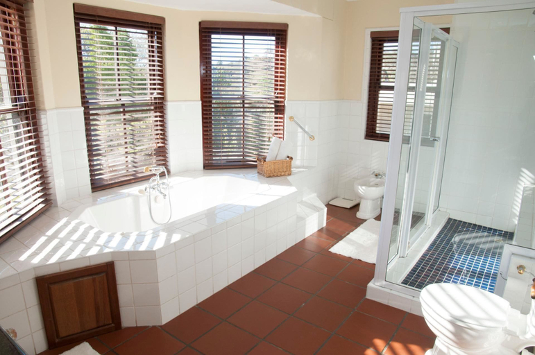 Bathroom, 6 Dunnage, Eden