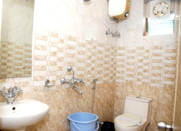 Bathroom 5, Hotel White House, Kolkata