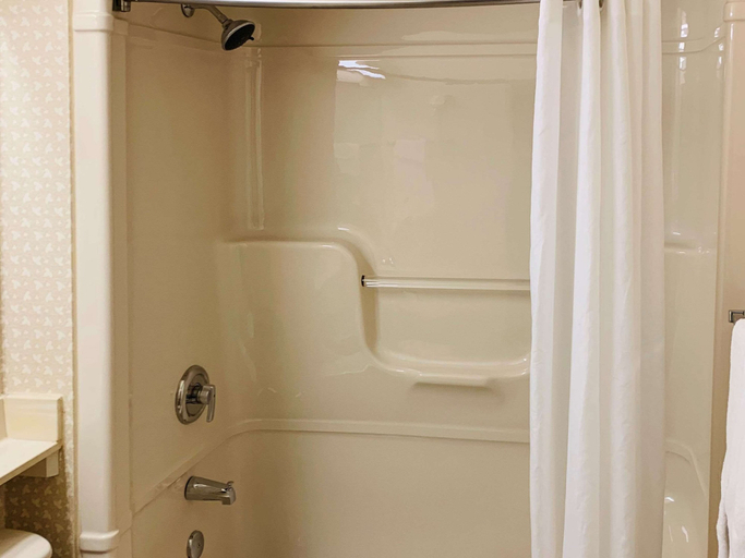 Bathroom 3, Econo Lodge Airport, Communauté-Urbaine-de-Québec